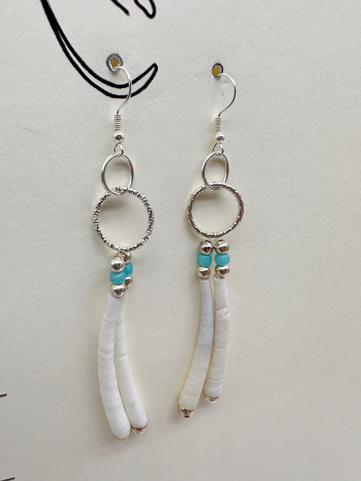 Boucles d'oreilles indigènes faites à la main - Coquillage dental et turquoise
