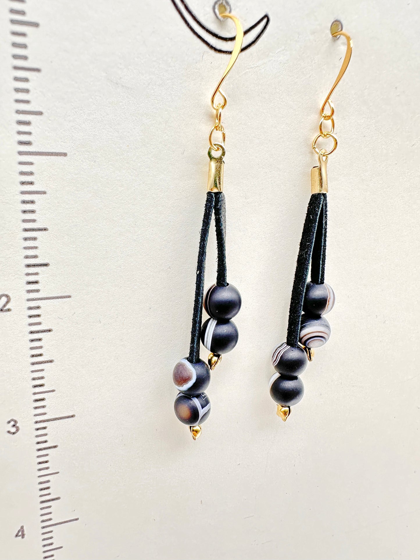 Boucles d'oreilles indigènes faites à la main - Dentelle en peau de cerf et sardonyx