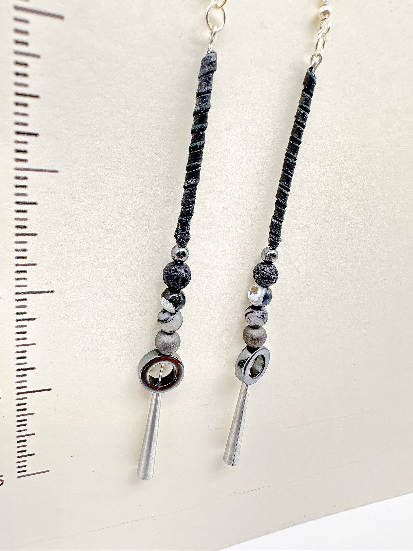 Boucles d'oreilles indigènes faites à la main - Dentelle en peau de cerf, pierre de lave, hématite, agate