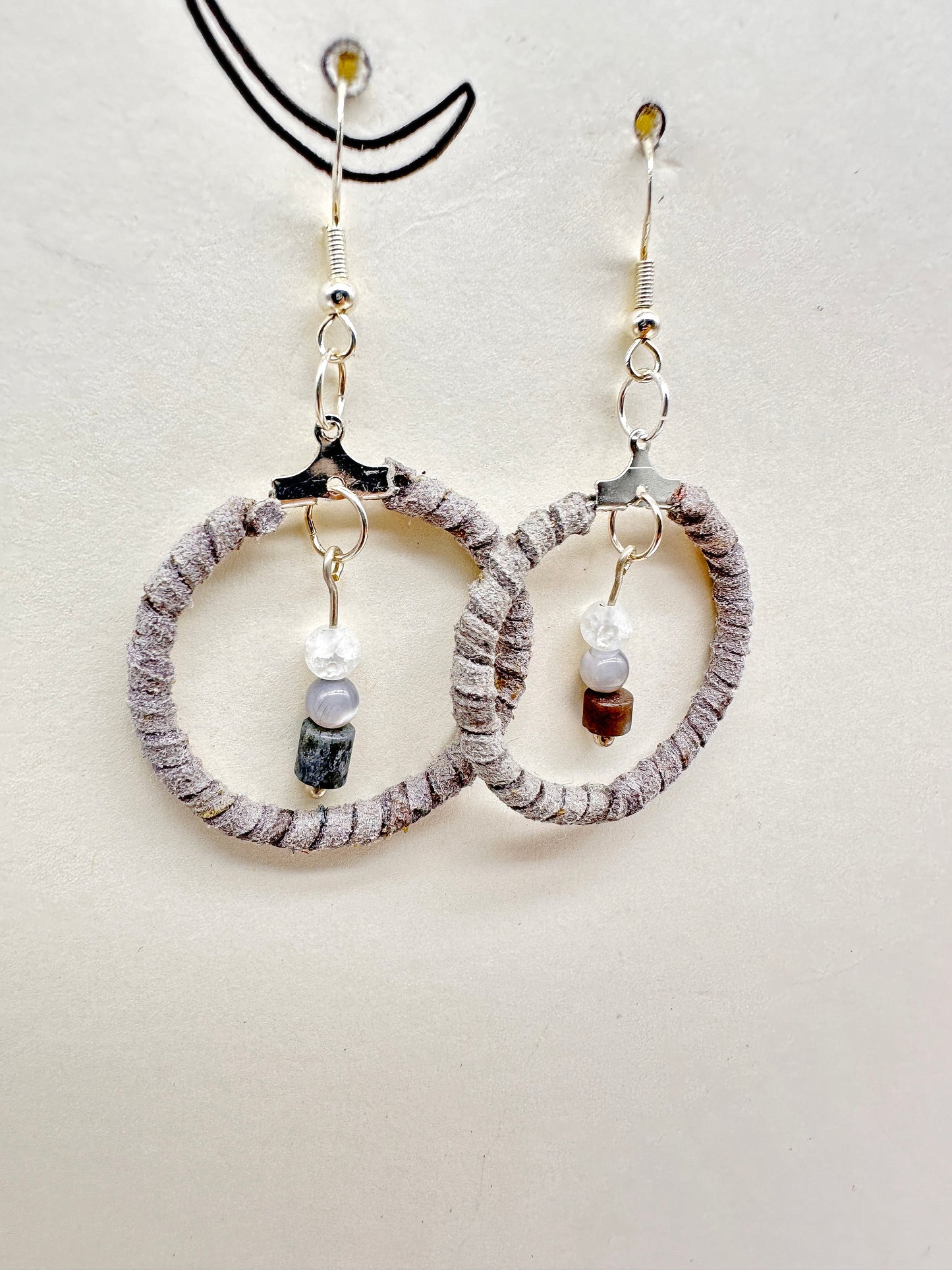 Boucles d'oreilles indigènes faites à la main - Dentelle en peau de cerf, nacre et agate