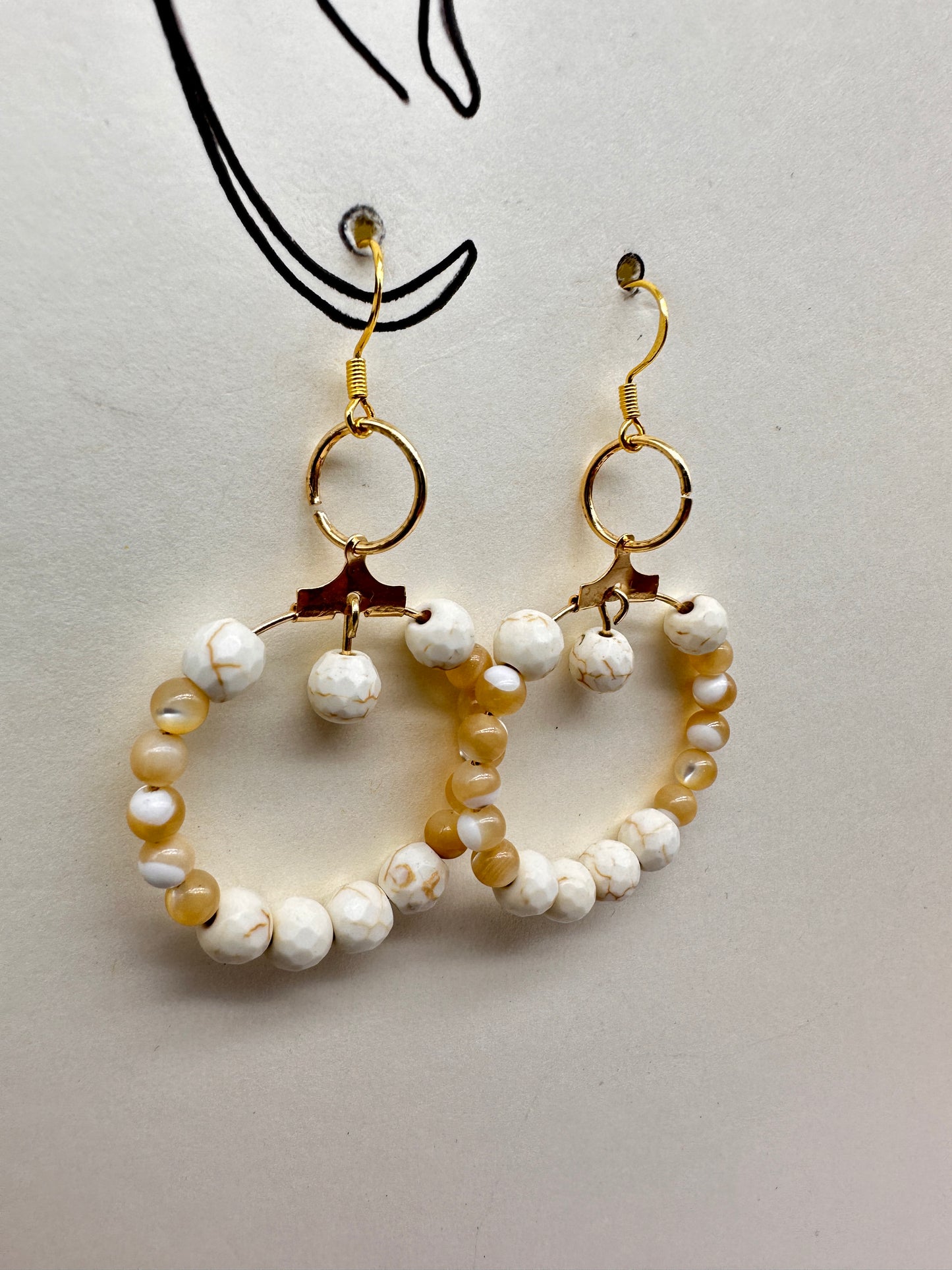 Boucles d'oreilles indigènes faites à la main - Howlite et nacre