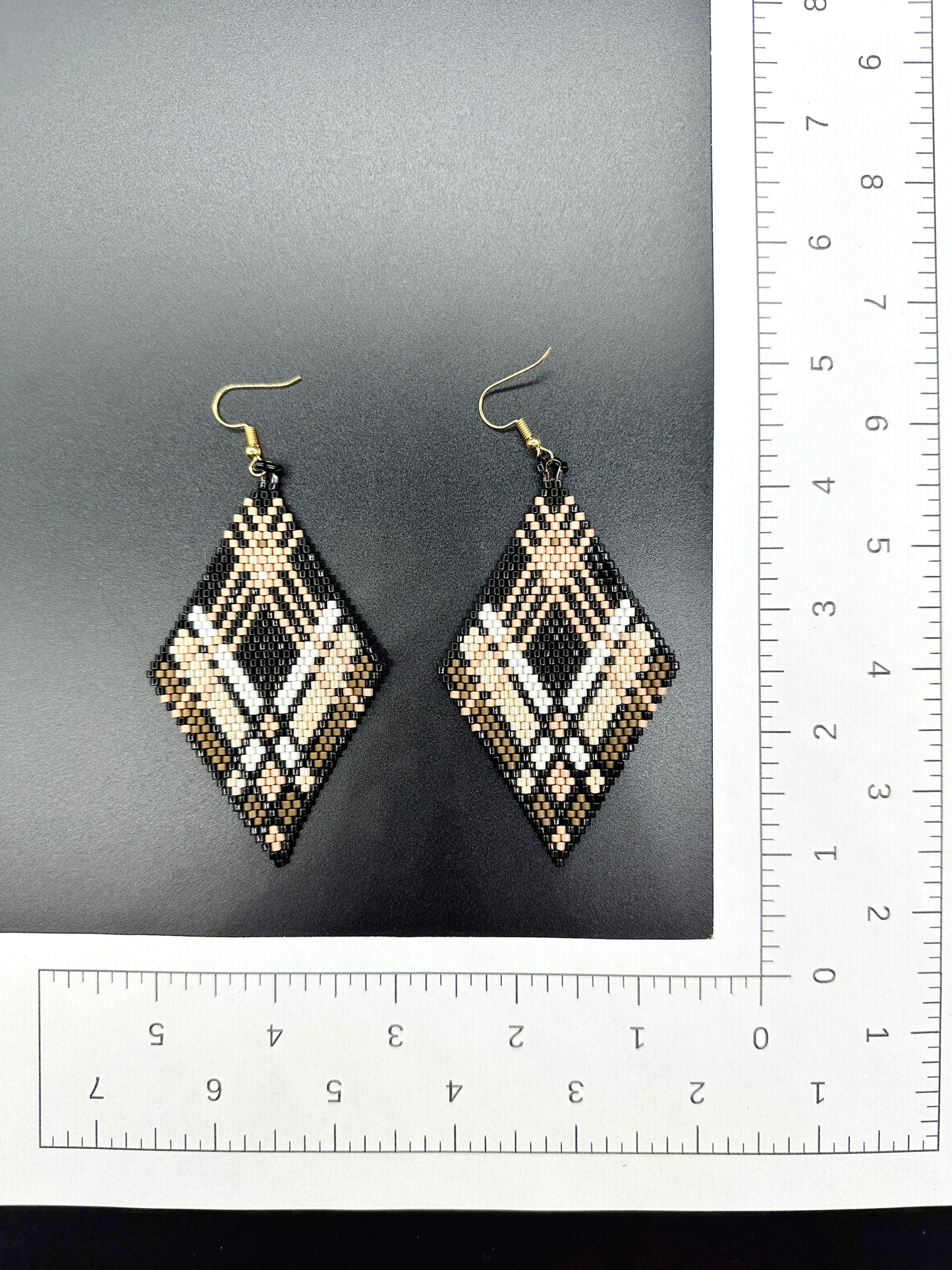 Boucles d'oreilles en perles artisanales indigènes - 'Plaid' - Marron