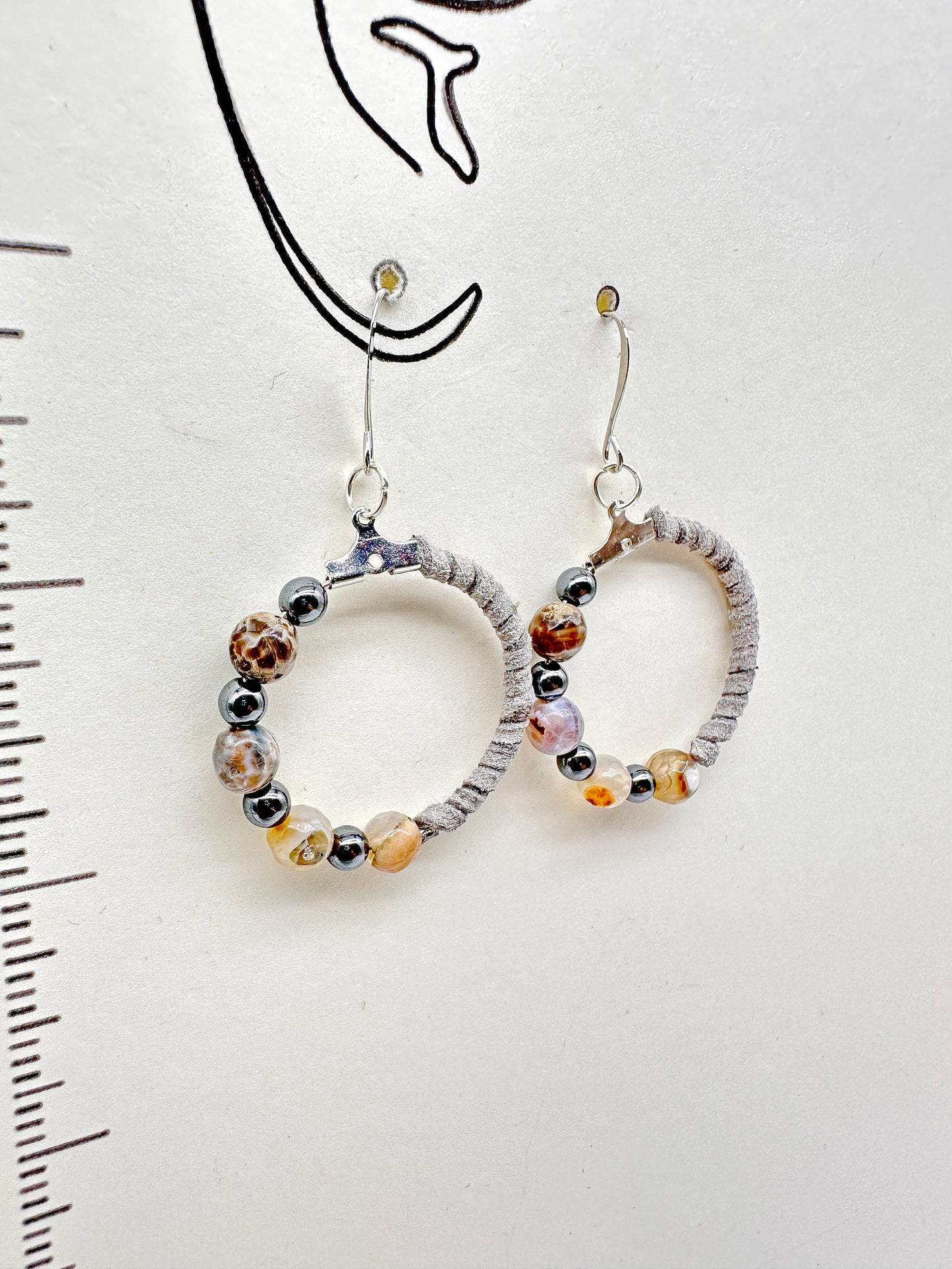 Boucles d'oreilles indigènes faites à la main - Agate et hématite