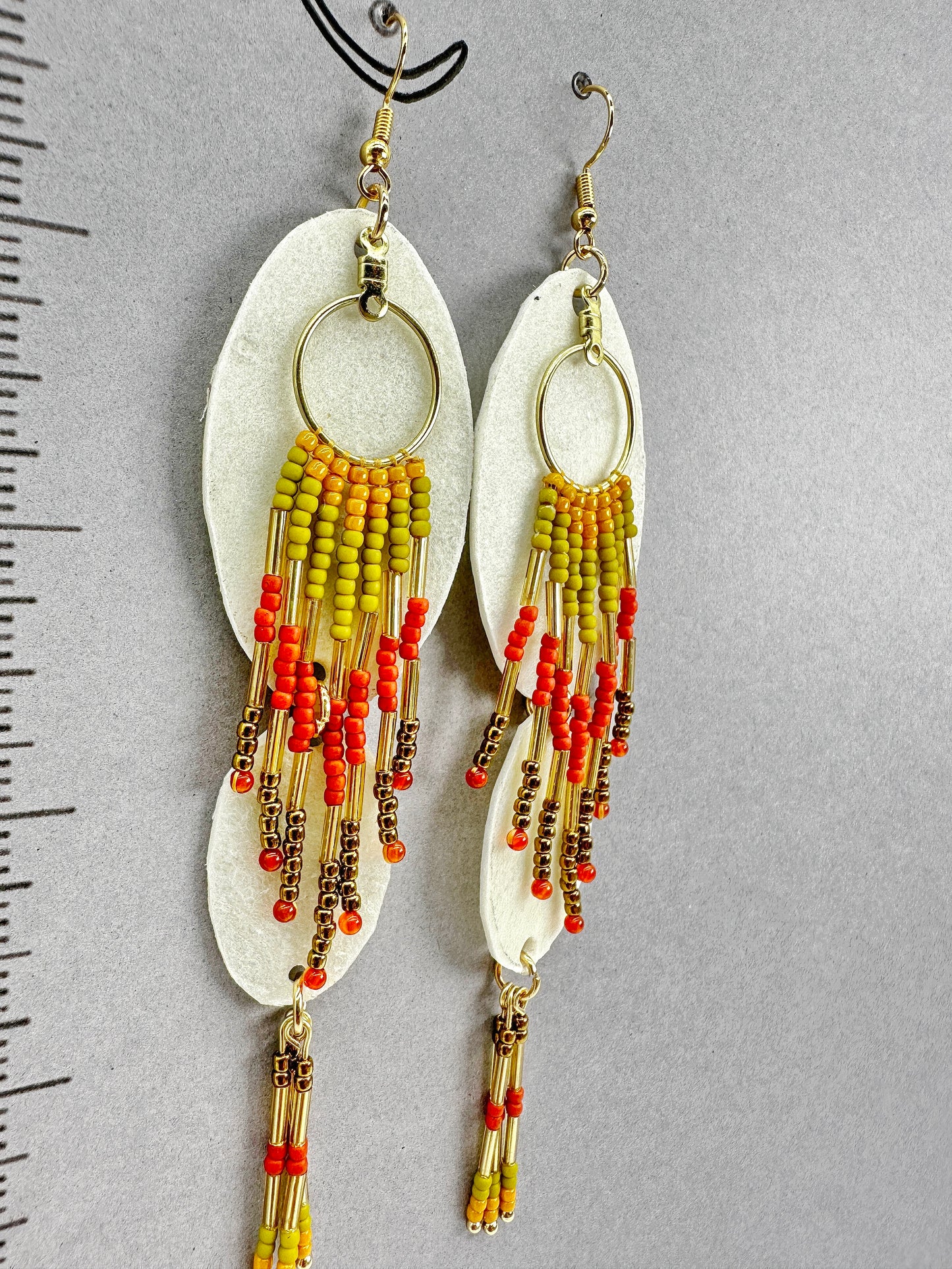 Boucles d'oreilles artisanales indigènes - Série Rawhide avec cornaline