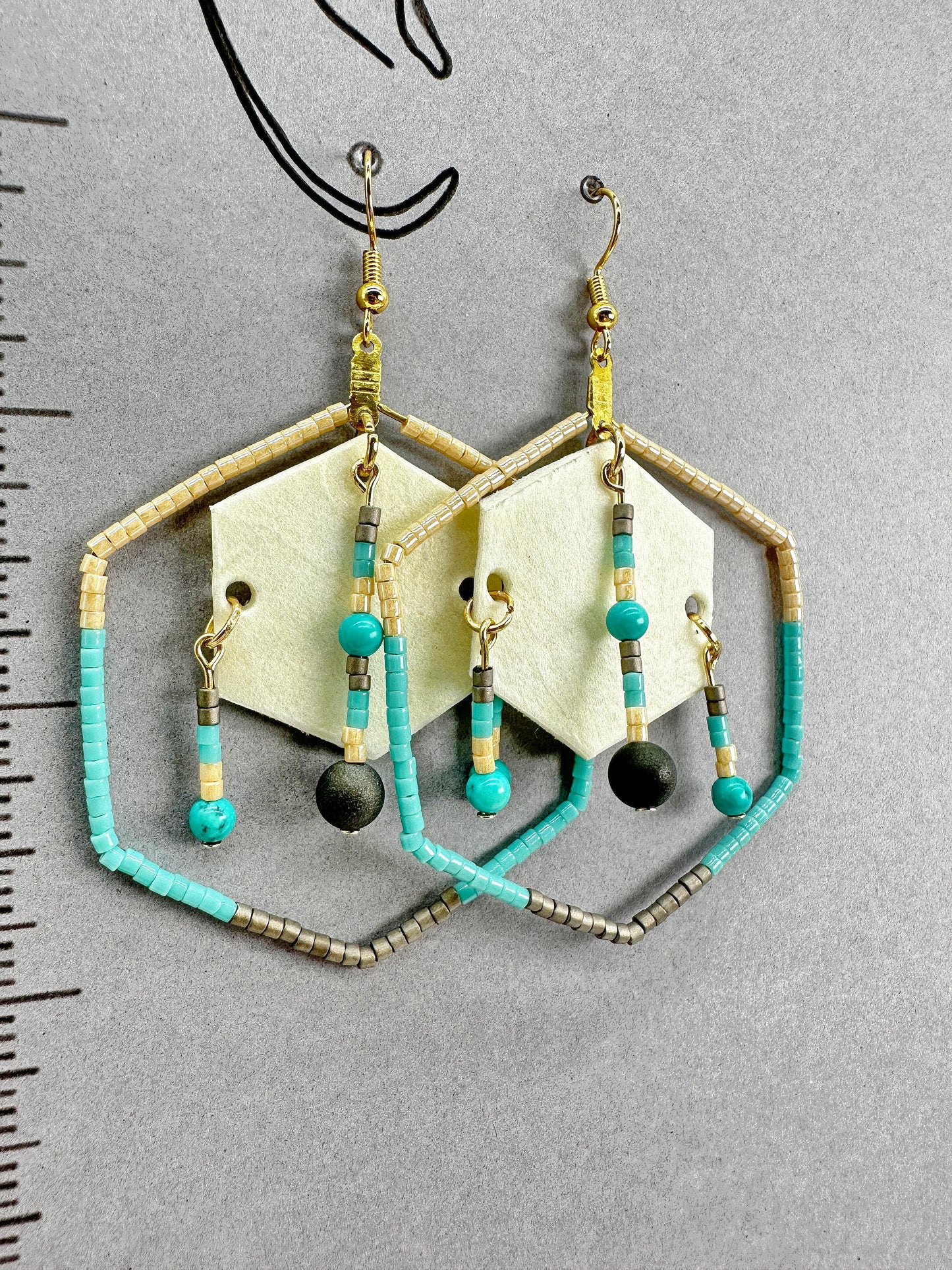 Boucles d'oreilles artisanales indigènes - Série Rawhide avec turquoise et agate noire