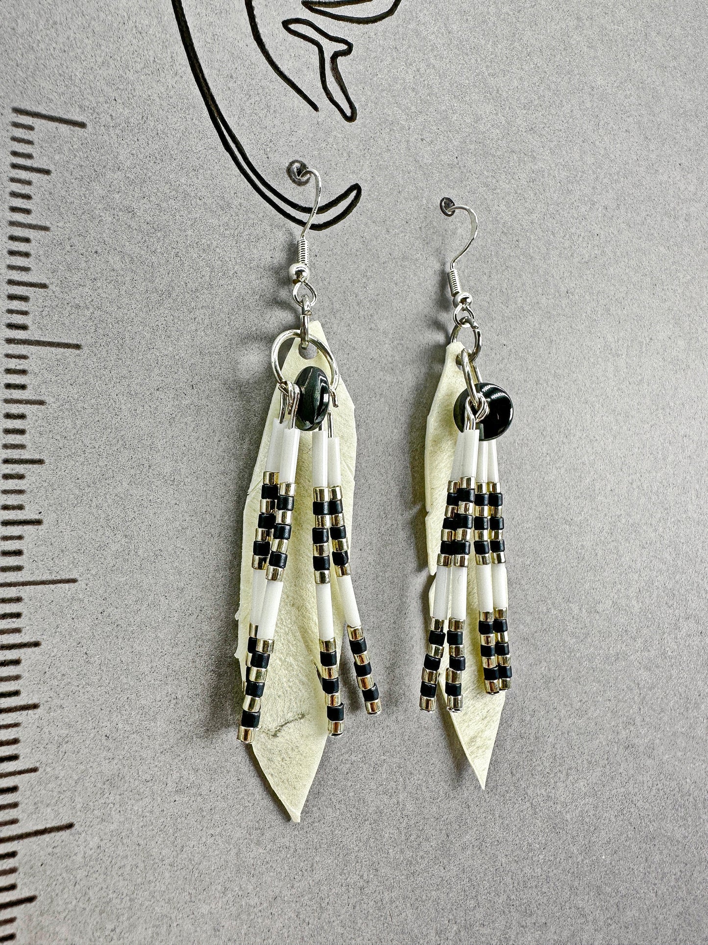 Boucles d'oreilles artisanales indigènes - Série Rawhide Plume avec hématite