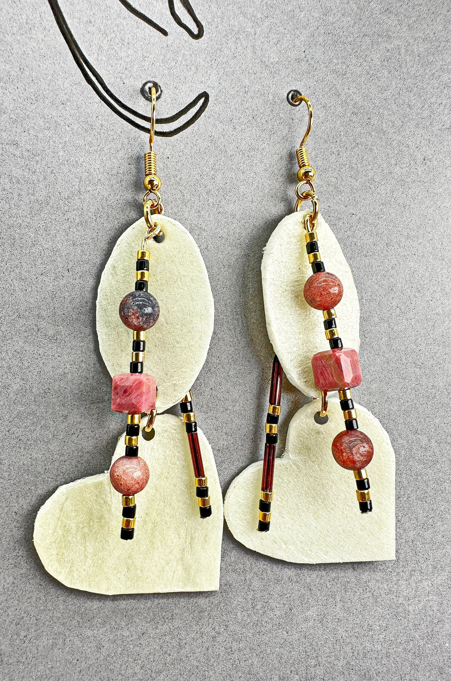 Boucles d'oreilles artisanales indigènes - Série Rawhide avec rhodonite rose pétrifiée