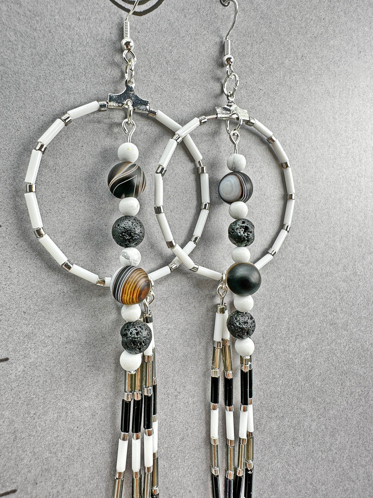 Boucles d'oreilles artisanales indigènes - Perles de sardonyx, howlite et pierre de lave