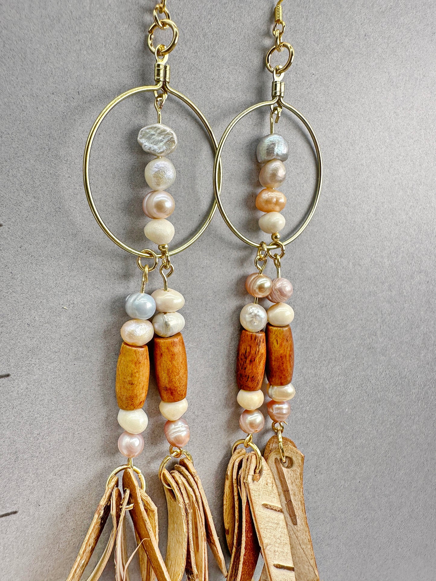 Boucles d'oreilles artisanales indigènes - Écorce de bouleau avec perles d'eau douce et perles en os