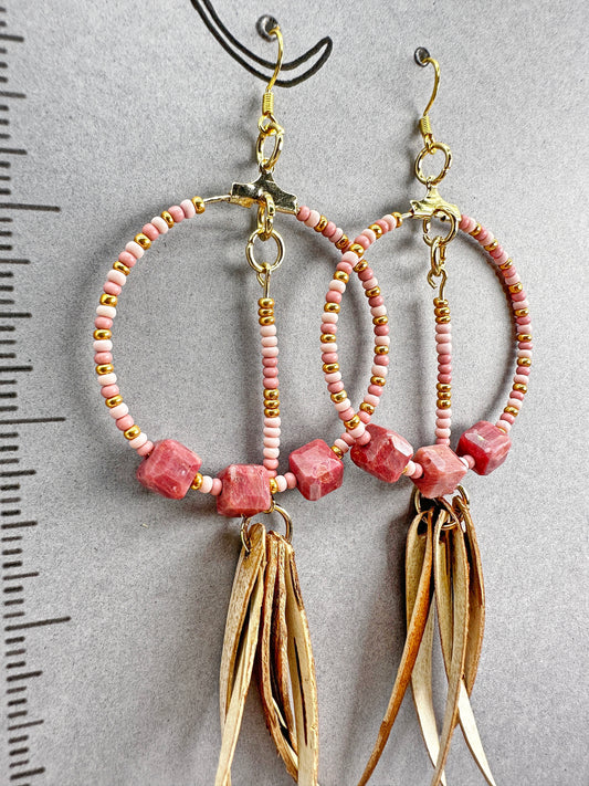 Boucles d'oreilles artisanales indigènes - Écorce de bouleau avec rhodonite rose pétrifiée