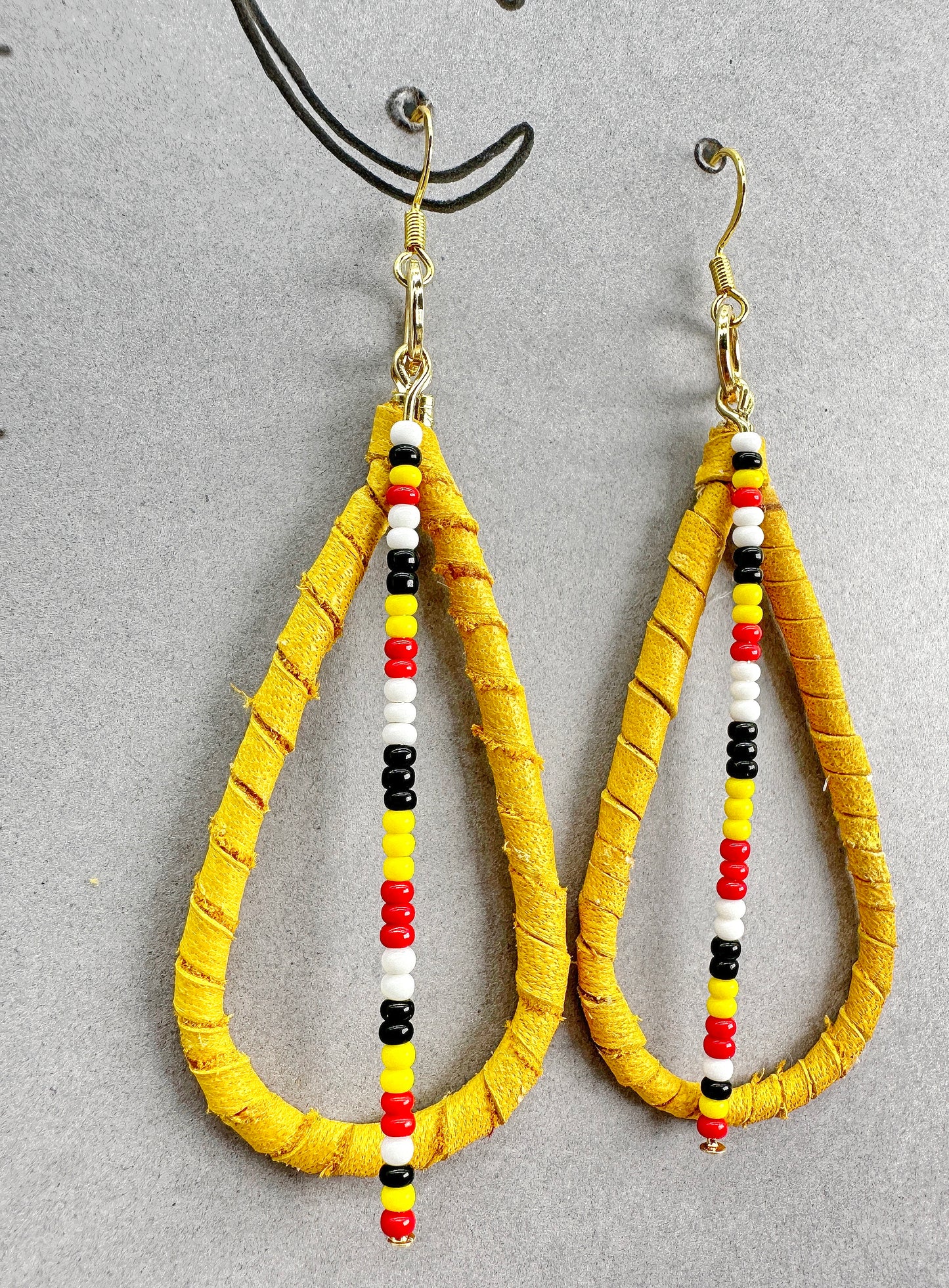 Boucles d'oreilles artisanales indigènes - Cuir de cerf - enveloppées de couleurs sacrées 