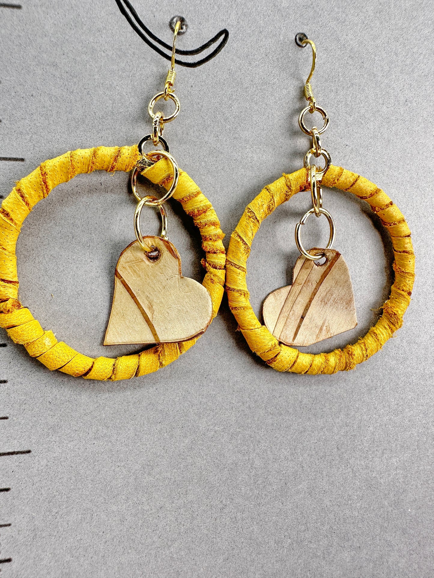 Boucles d'oreilles artisanales indigènes - Cuir de cerf - enveloppées d'écorce de bouleau 