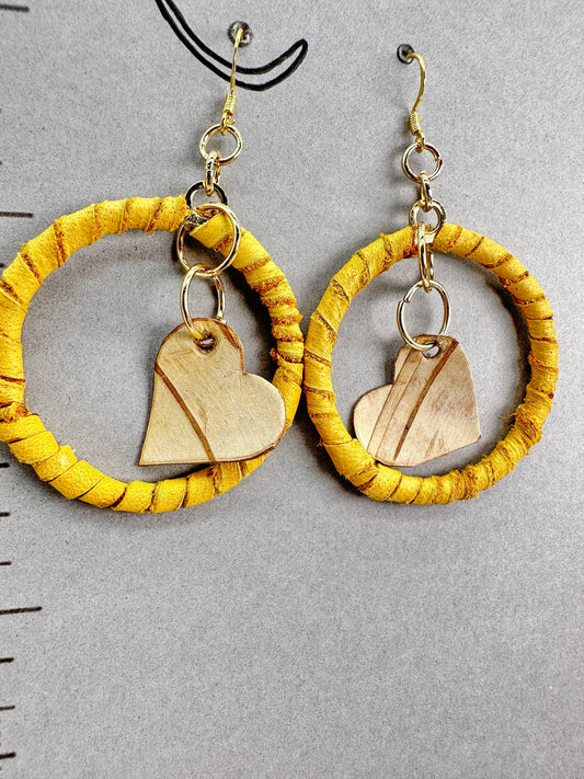 Boucles d'oreilles artisanales indigènes - Cuir de cerf - enveloppées d'écorce de bouleau 