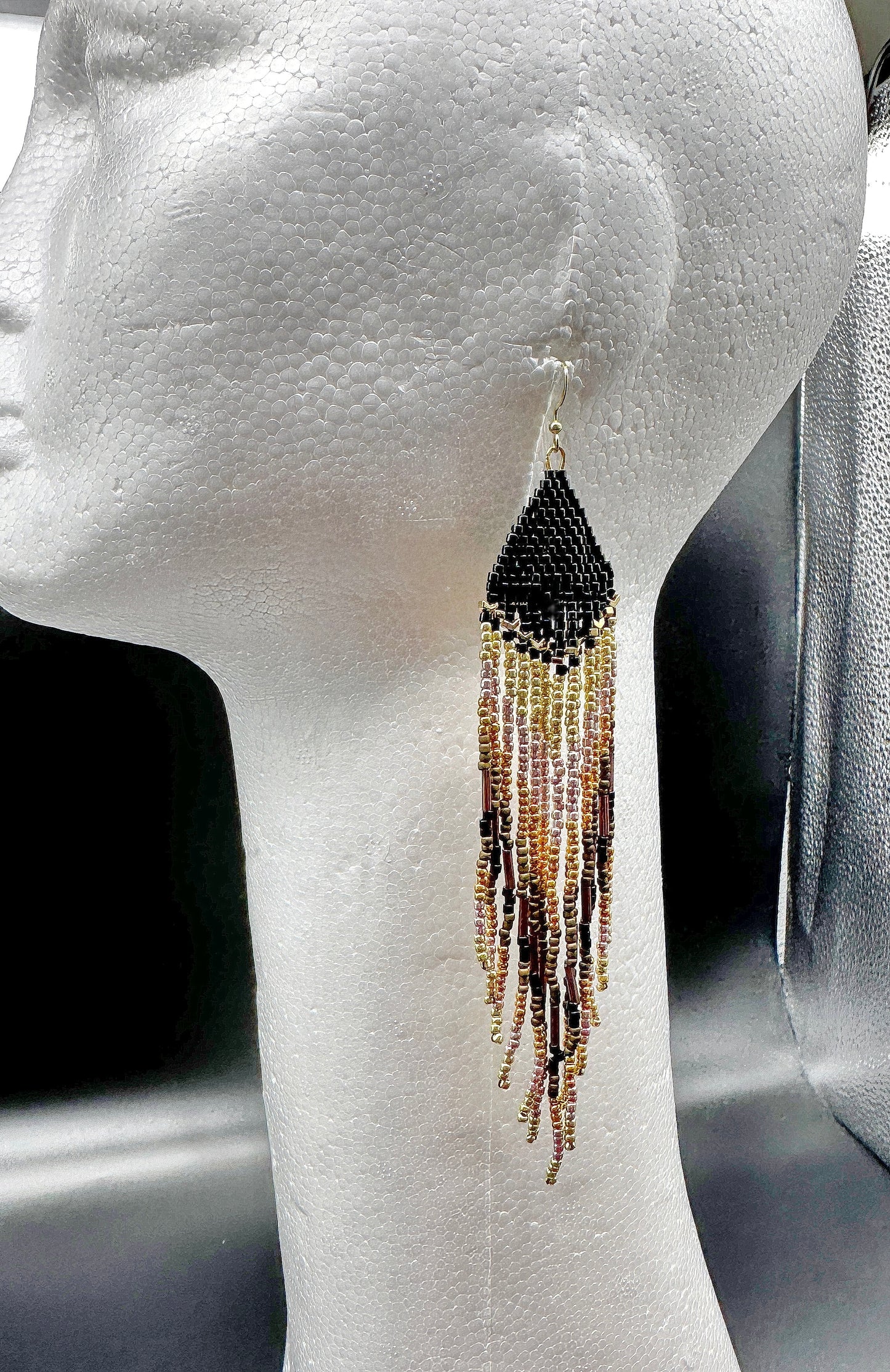 Boucles d'oreilles en perles artisanales indigènes - « Plume » - Noir 