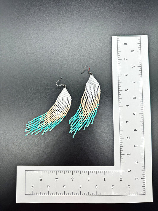 Boucles d'oreilles en perles artisanales indigènes - « Plume » - Blanc 