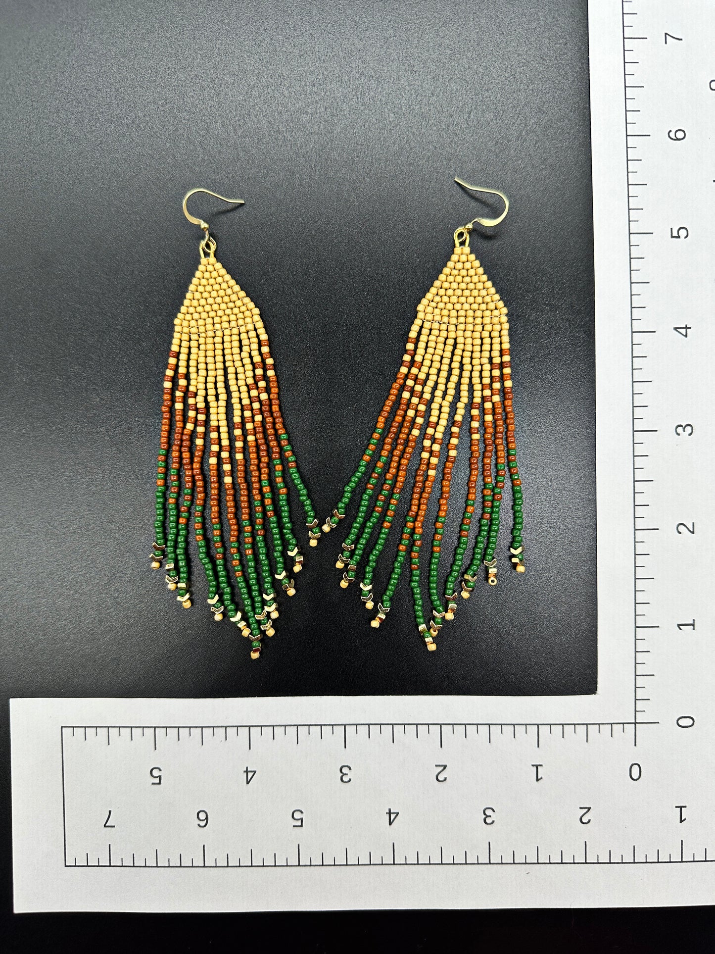 Boucles d'oreilles en perles artisanales indigènes - « Plume » - Tan 