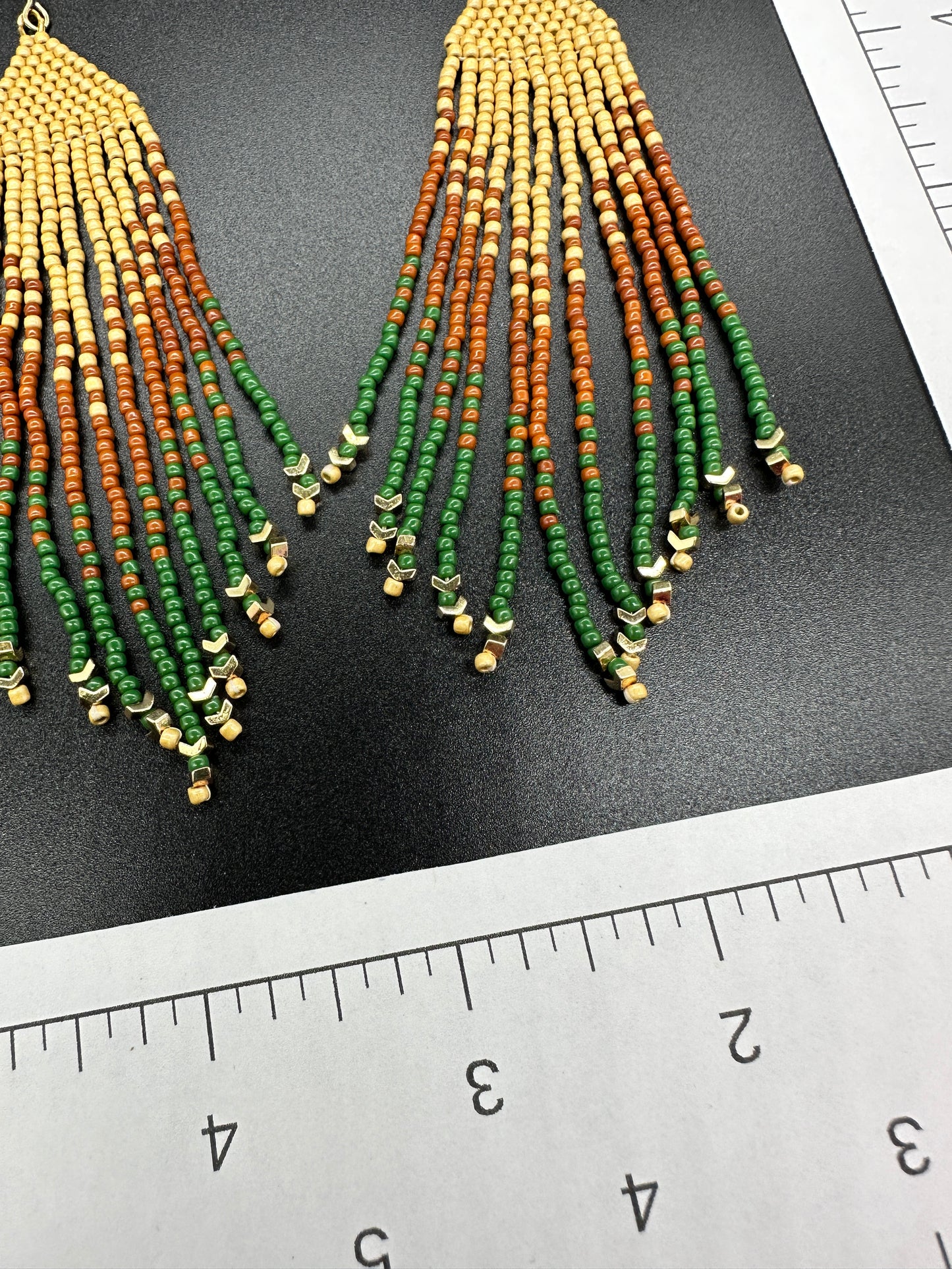 Boucles d'oreilles en perles artisanales indigènes - « Plume » - Tan 