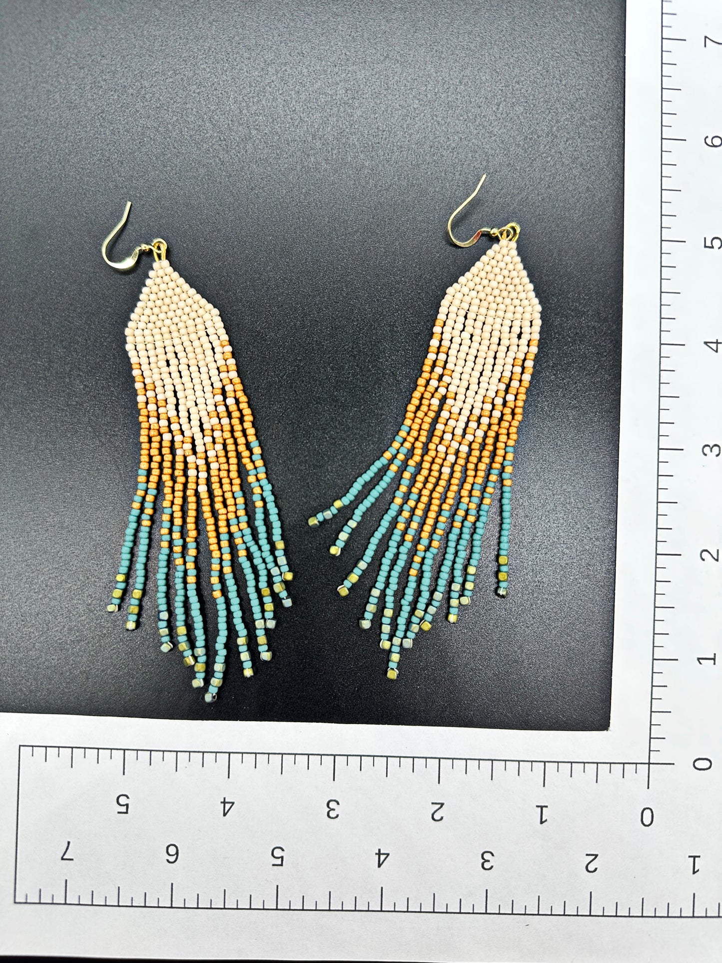 Boucles d'oreilles en perles artisanales indigènes - « Plume » - Crème 