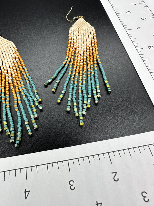 Boucles d'oreilles en perles artisanales indigènes - « Plume » - Crème 