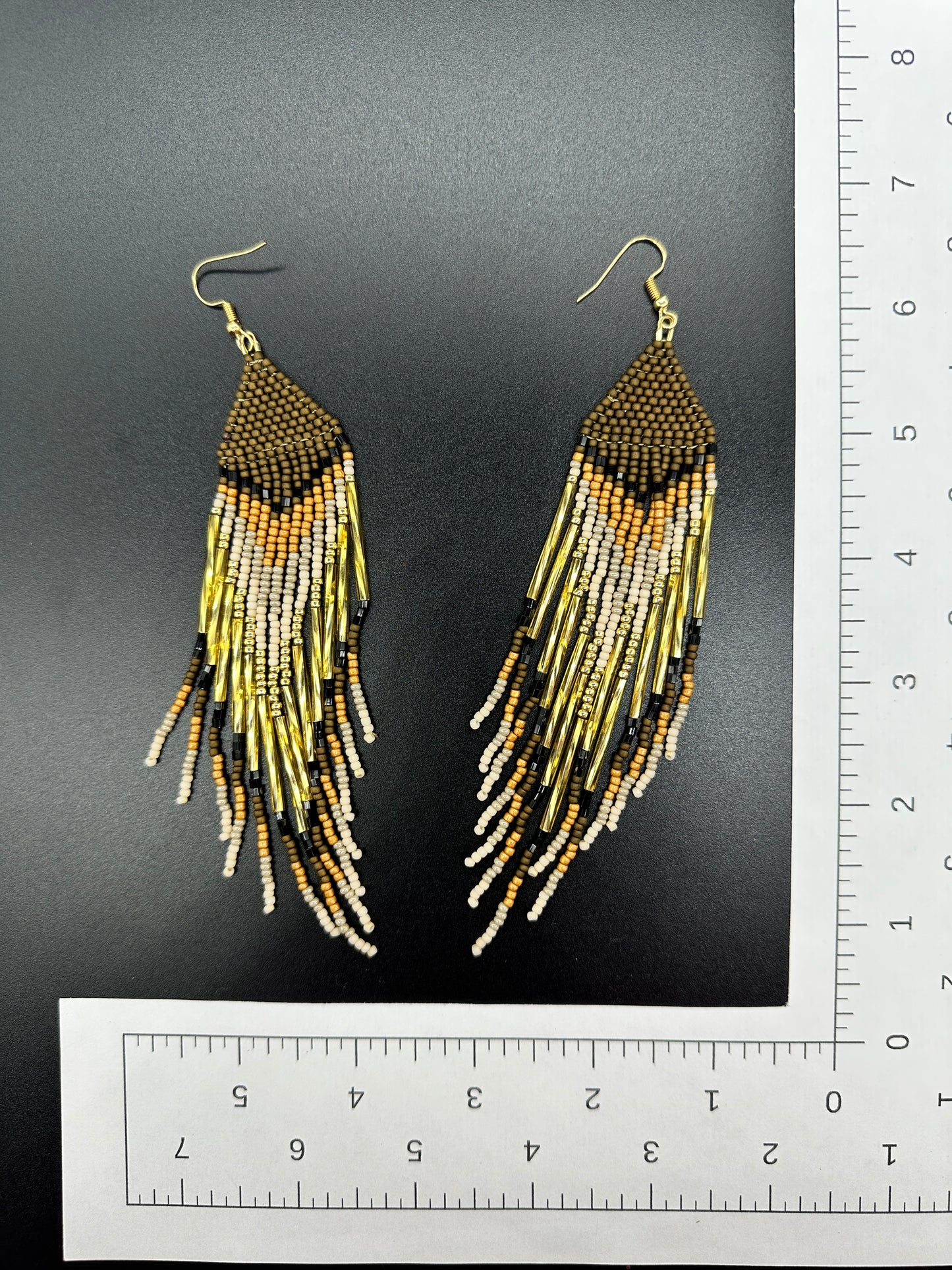 Boucles d'oreilles en perles artisanales indigènes - « Plume » - Or 