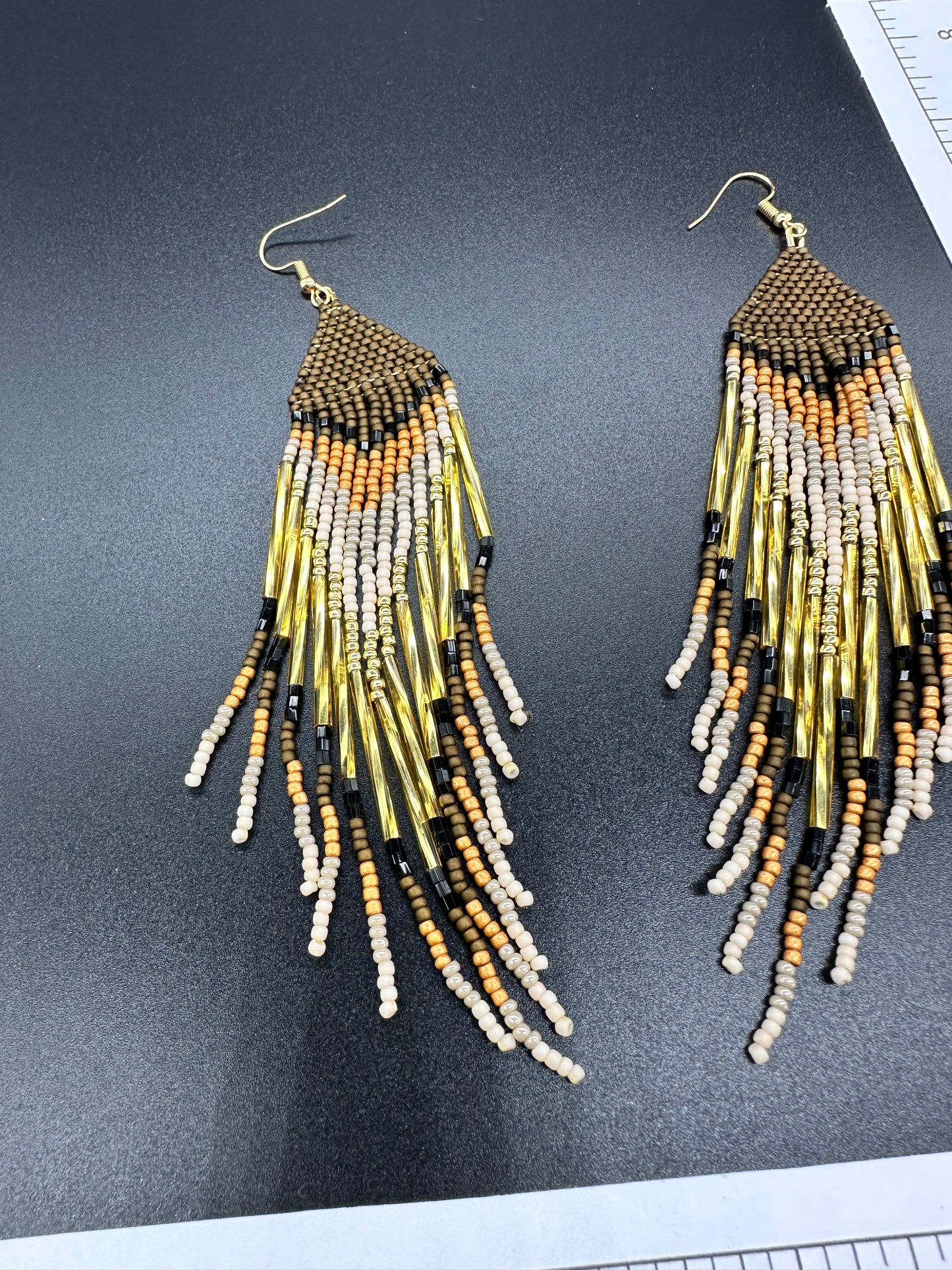 Boucles d'oreilles en perles artisanales indigènes - « Plume » - Or 