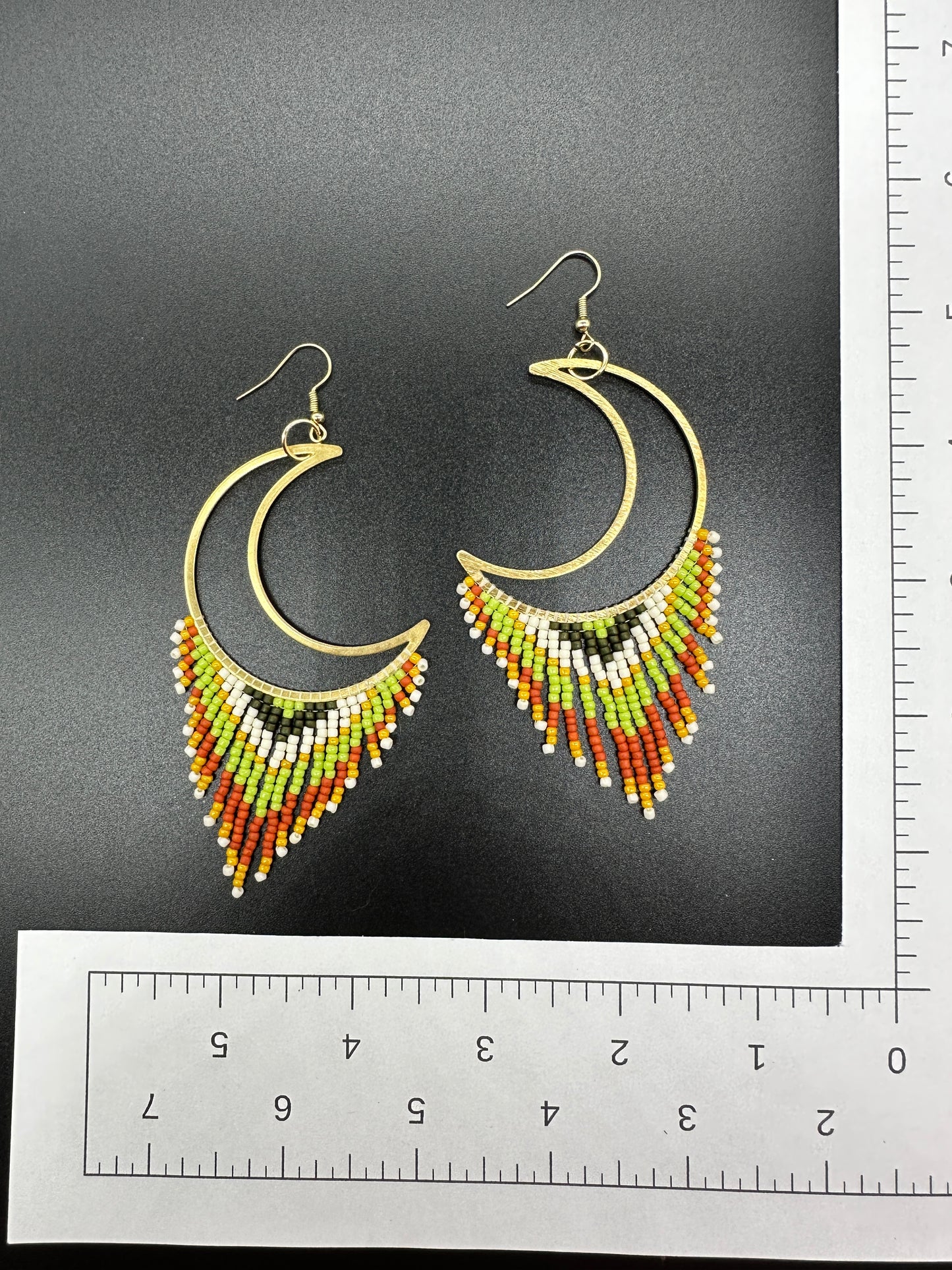 Boucles d'oreilles en perles artisanales indigènes - Série « Forme » - Lune rouge 