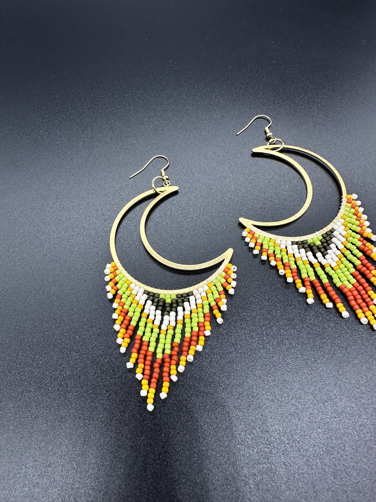 Boucles d'oreilles en perles artisanales indigènes - Série « Forme » - Lune rouge 