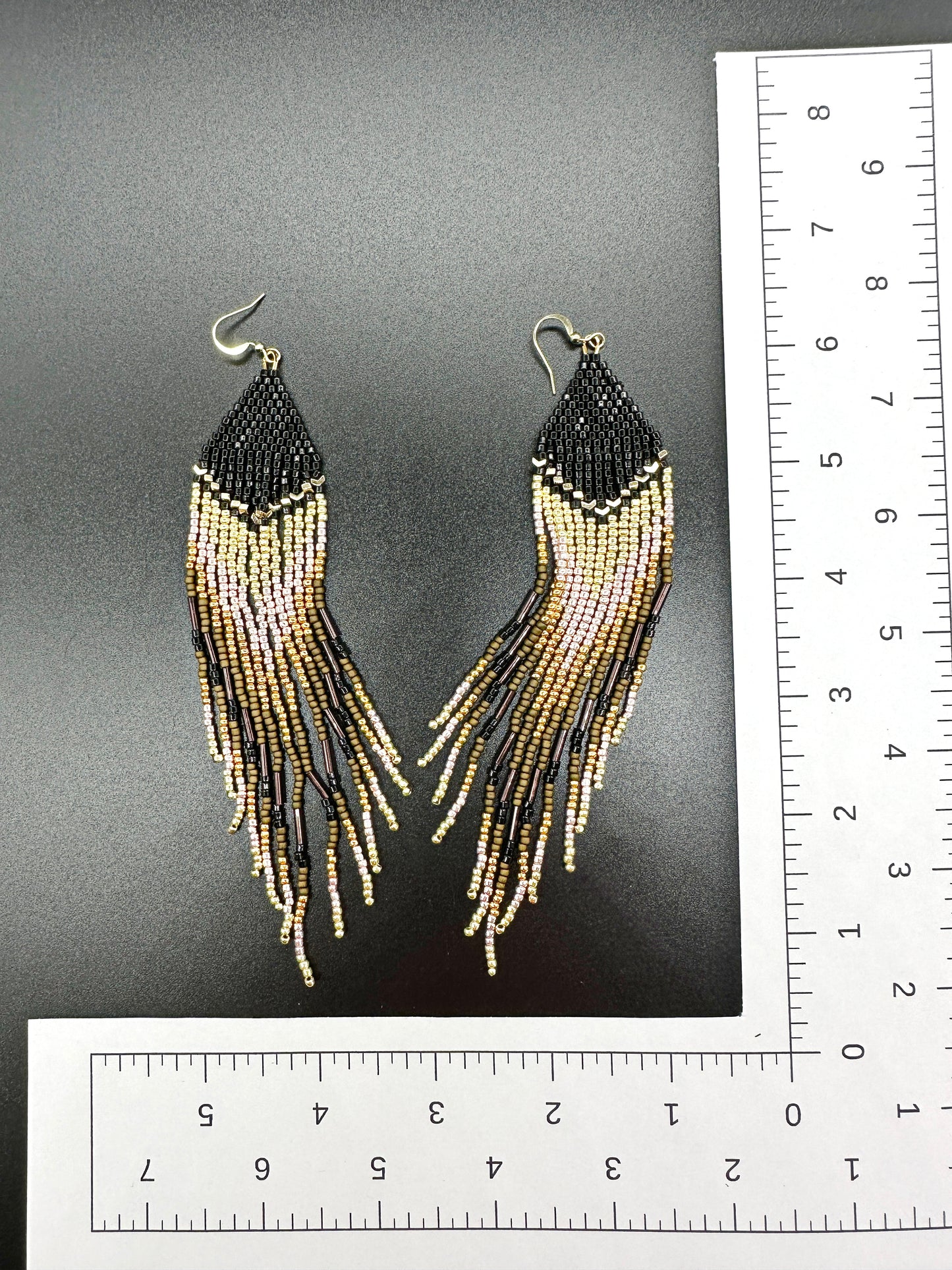 Boucles d'oreilles en perles artisanales indigènes - « Plume » - Noir 