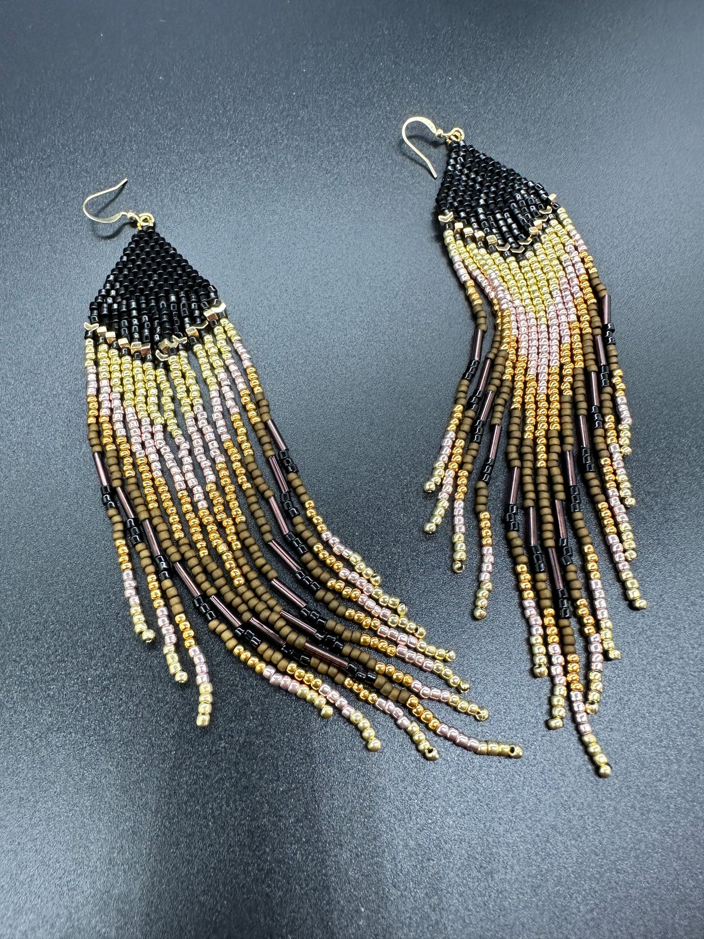 Boucles d'oreilles en perles artisanales indigènes - « Plume » - Noir 