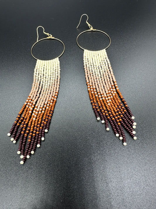 Boucles d'oreilles en perles artisanales indigènes - « Feu » - Tan 