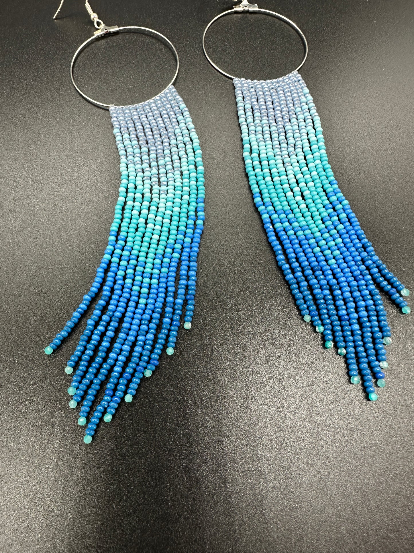 Boucles d'oreilles en perles artisanales indigènes - « Feu » - Bleu 