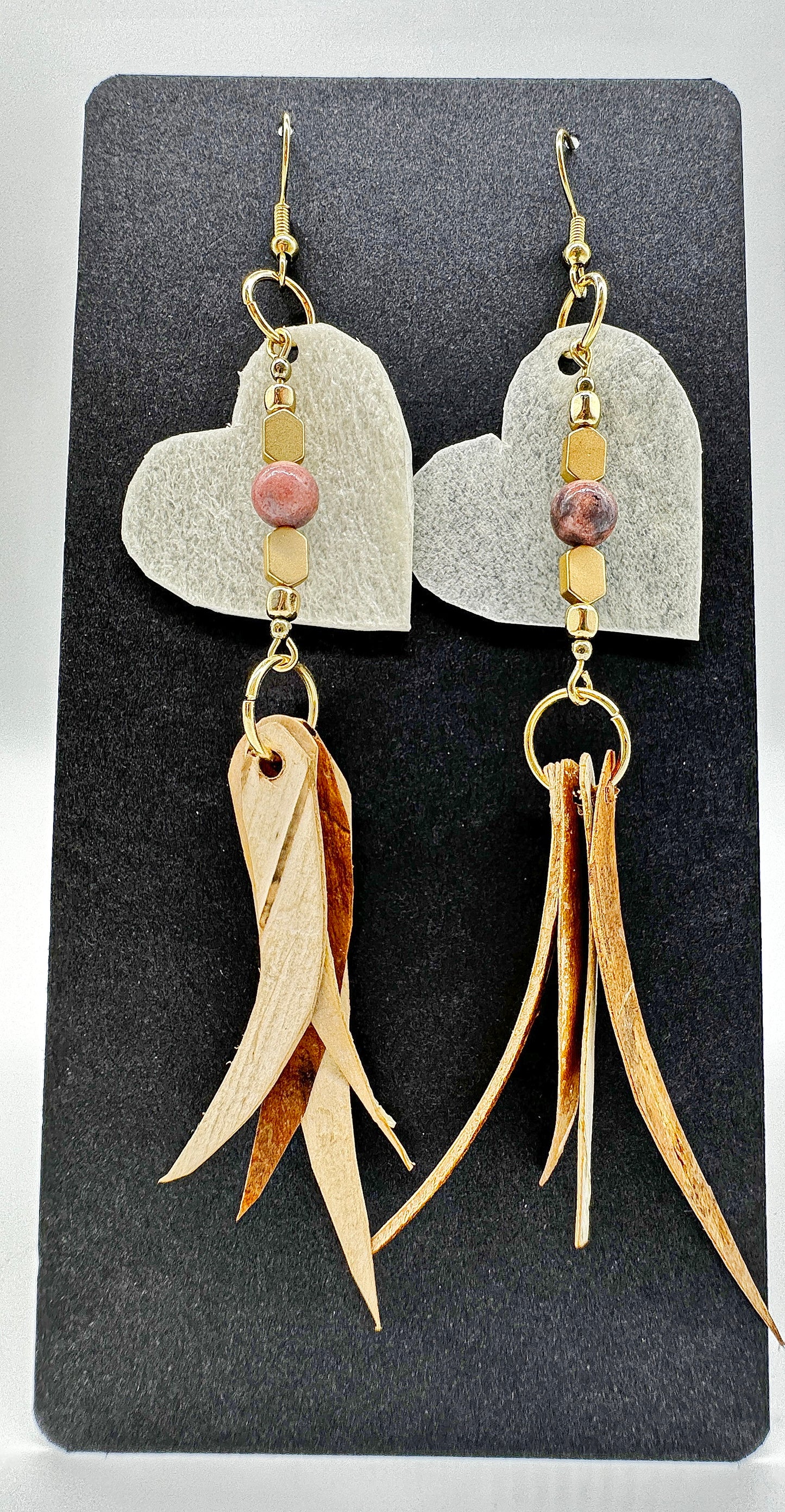 Boucles d'oreilles artisanales indigènes - Écorce de bouleau, cuir brut, rhodonite et hématite dorée