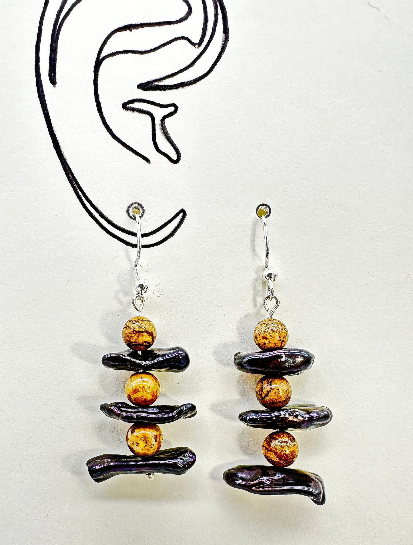 Boucles d'oreilles artisanales autochtones - 'Inukshuk', jaspe et nacre