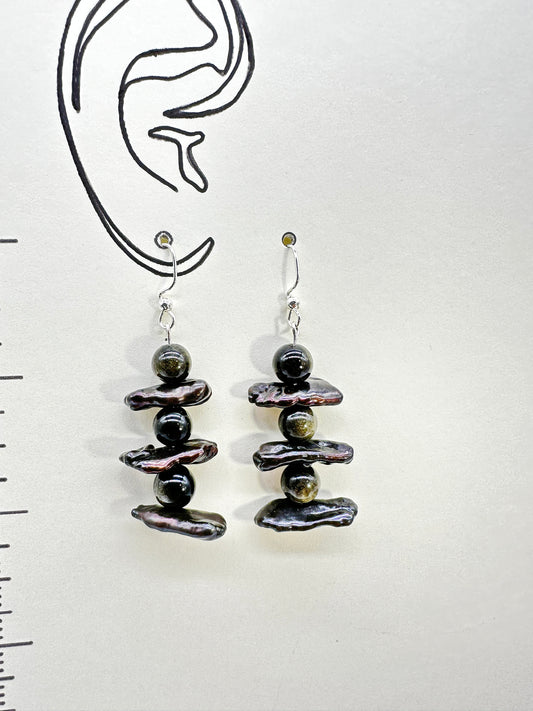 Boucles d'oreilles artisanales indigènes - Obsidienne et nacre « Inukshuk »